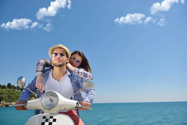 Schönes junges verliebtes Paar genießt und hat Spaß auf einem Motorroller in einer wunderschönen Natur — Stockfoto