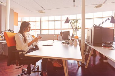 Girişimci iş adamları modern ofiste her gün çalışıyorlar.