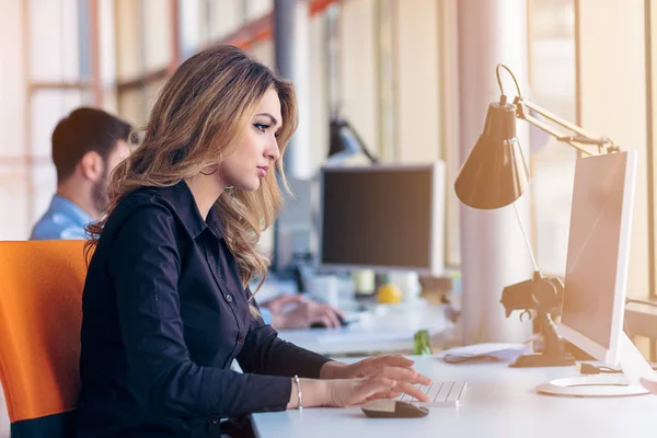 Startup business people skupina pracuje každodenní práci v moderní kanceláři — Stock fotografie