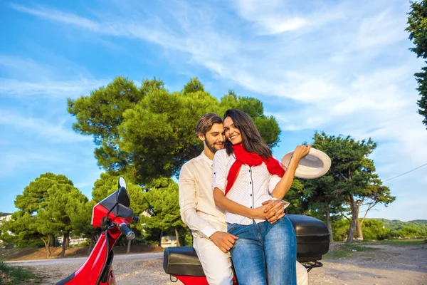 Feliz libertad libre pareja de conducción scooter emocionado en vacaciones de verano . —  Fotos de Stock