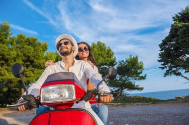 Mutlu özgür özgürlük çift scooter yaz tatil tatile heyecanlı sürüş.