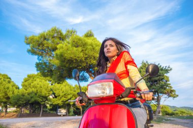 Yaşam tarzı görüntü gündelik kıyafeti scooter sokakta oturan genç moda kadın kapatmak.