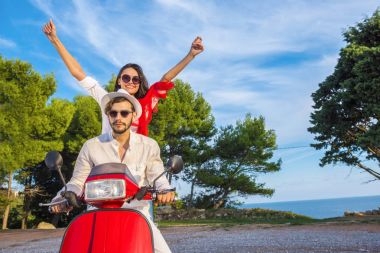Mutlu özgür özgürlük çift scooter yaz tatil tatile heyecanlı sürüş.