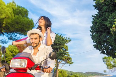 Mutlu özgür özgürlük çift scooter yaz tatil tatile heyecanlı sürüş.