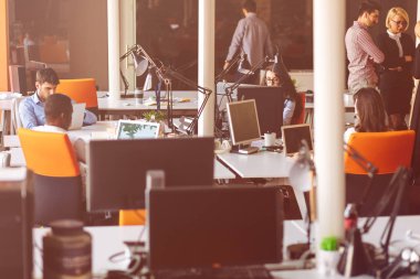 Girişimci iş adamları modern ofiste her gün çalışıyorlar.