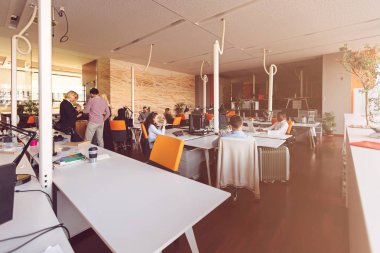 Girişimci iş adamları modern ofiste her gün çalışıyorlar.