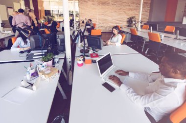 Girişimci iş adamları modern ofiste her gün çalışıyorlar.