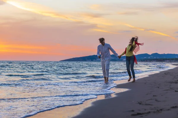 Felice giovane coppia romantica innamorata divertirsi sulla bella spiaggia in bella giornata estiva — Foto Stock