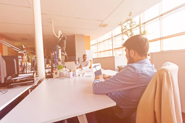 Start-up gens d'affaires groupe travail quotidien au bureau moderne — Photo