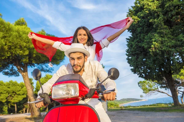 Feliz libertad libre pareja de conducción scooter emocionado en vacaciones de verano . — Foto de Stock