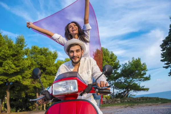 Mutlu özgür özgürlük çift scooter yaz tatil tatile heyecanlı sürüş.