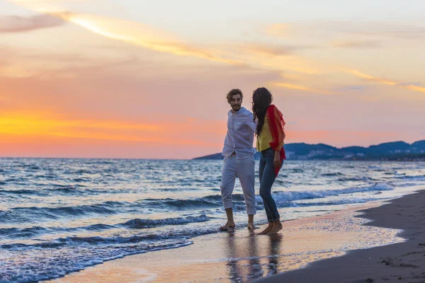 Felice giovane coppia romantica innamorata divertirsi sulla bella spiaggia in bella giornata estiva — Foto Stock