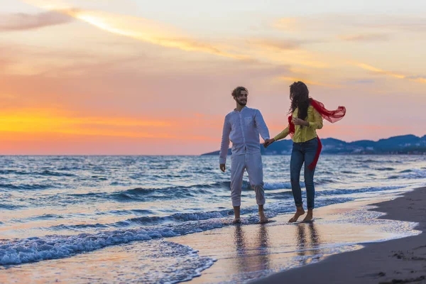 Feliz pareja romántica joven en el amor divertirse en la hermosa playa en hermoso día de verano —  Fotos de Stock