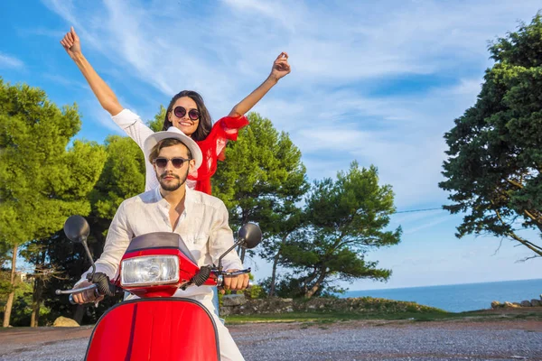 Ευτυχισμένο ζευγάρι δωρεάν ελευθερία οδήγηση σκούτερ ενθουσιασμένος για καλοκαιρινές διακοπές διακοπές. — Φωτογραφία Αρχείου