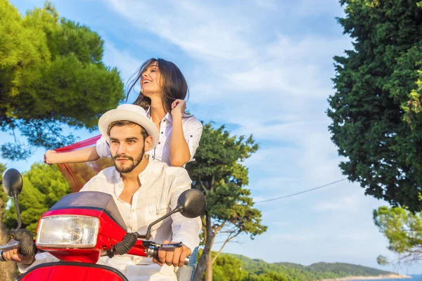 Feliz libertad libre pareja de conducción scooter emocionado en vacaciones de verano . — Foto de Stock