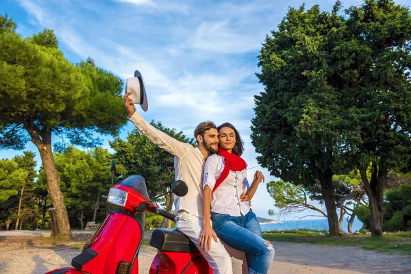 Feliz libertad libre pareja de conducción scooter emocionado en vacaciones de verano . — Foto de Stock