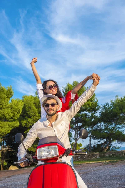 Feliz libertad libre pareja de conducción scooter emocionado en vacaciones de verano . — Foto de Stock