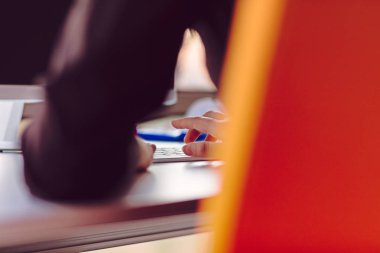 Klavyede yazan kadın ofis çalışanı