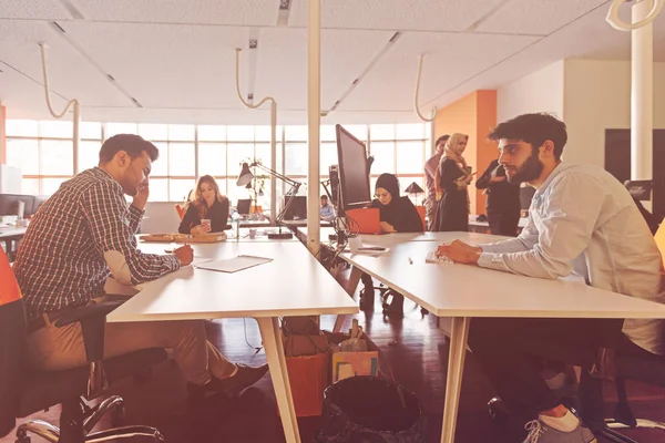 Startup business people skupina pracuje každodenní práci v moderní kanceláři — Stock fotografie