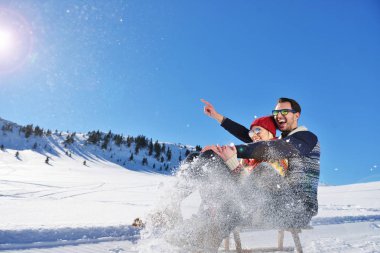 Kızak ve güneşli kış gününde zevk genç Çift