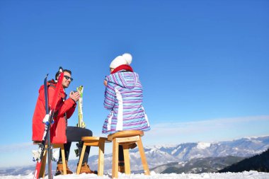 Bir çift salon üzerinde piknik bölgesinde Avrupa kayak merkezi üzerinde dinleniyor