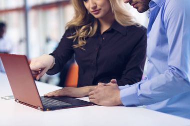 birlikte ofis dizüstü bilgisayarda çalışan genç bir çift. ekip çalışması kavramları.