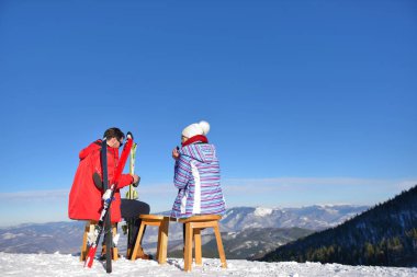 Bir çift salon üzerinde piknik bölgesinde Avrupa kayak merkezi üzerinde dinleniyor