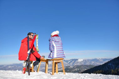 Bir çift salon üzerinde piknik bölgesinde Avrupa kayak merkezi üzerinde dinleniyor