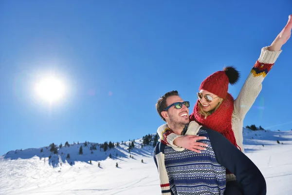 Pareja cariñosa jugando juntos en nieve al aire libre . — Foto de Stock