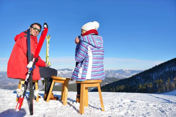 Una pareja descansa en los salones de la zona de picnic de la estación de esquí europea — Foto de Stock