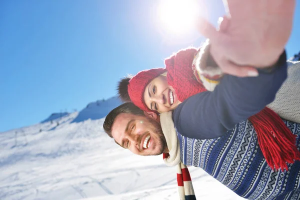 Amante casal brincando juntos na neve ao ar livre . — Fotografia de Stock