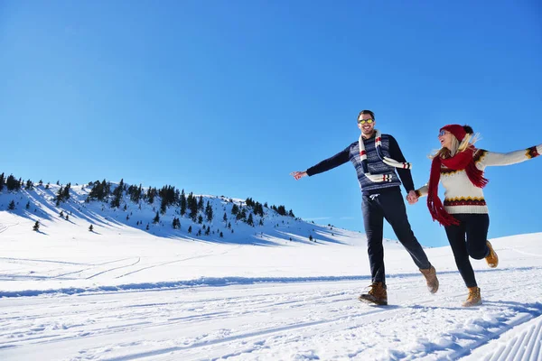 Веселая молодая пара веселится в зимнем парке — стоковое фото