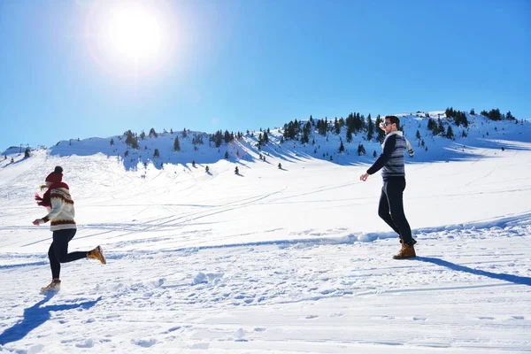 Alegre jovem casal se divertindo no parque de inverno — Fotografia de Stock