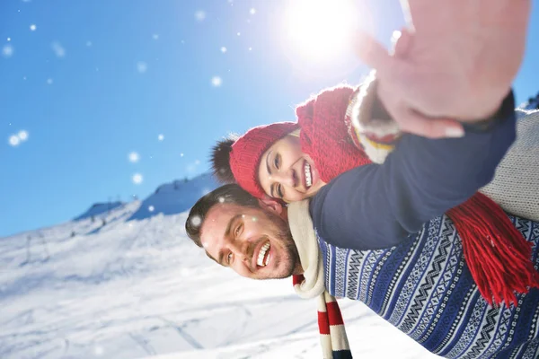 Seven çift birlikte açık karda oynarken.