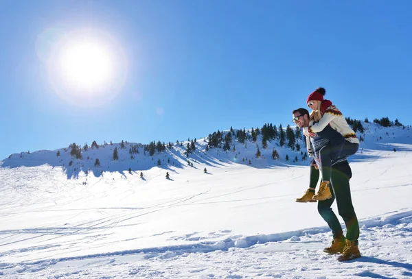 Amante casal brincando juntos na neve ao ar livre . — Fotografia de Stock