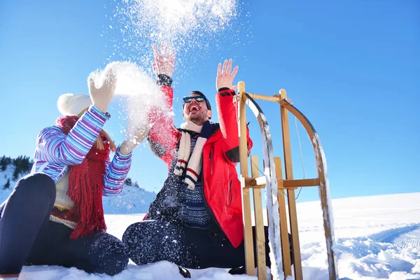 Безтурботна щаслива молода пара розважається разом у снігу . — стокове фото