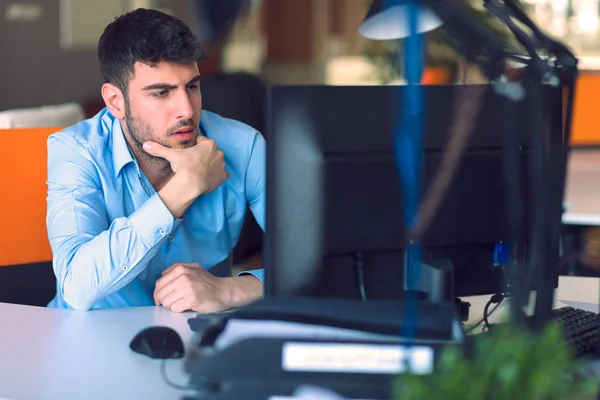 Programador freelance trabalhando no escritório de inicialização — Fotografia de Stock