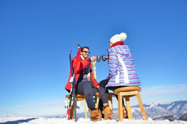 Bir çift salon üzerinde piknik bölgesinde Avrupa kayak merkezi üzerinde dinleniyor