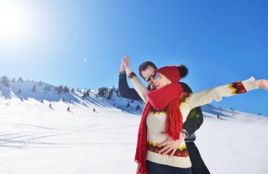Mutlu çift birlikte kış tatil tatil dışında sırasında oynak kar Park