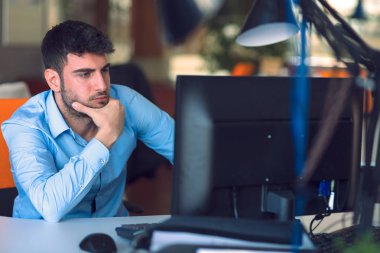 Başlangıç ofisinde çalışan serbest programcı