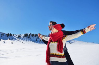 Mutlu çift birlikte kış tatil tatil dışında sırasında oynak kar Park