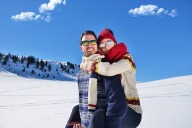 Seven çift birlikte açık karda oynarken.