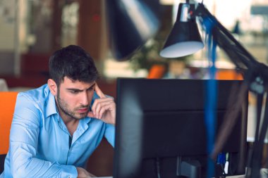 Başlangıç ofisinde çalışan serbest programcı