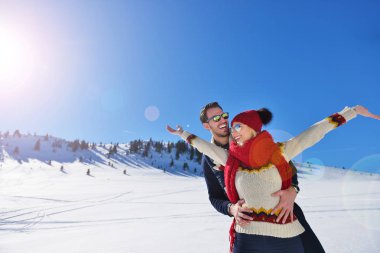 Mutlu çift birlikte kış tatil tatil dışında sırasında oynak kar Park