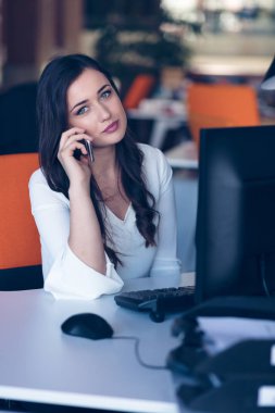 Bilgisayarda çalışarak ve Evet güzel genç kadın