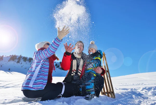 güzel güneşli kış günü doğada açık taze karda oynarken mutlu genç aile