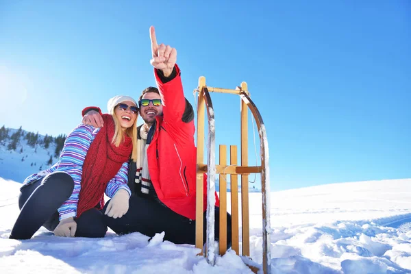 Kaygısız mutlu genç çift karda birlikte eğleniyor.