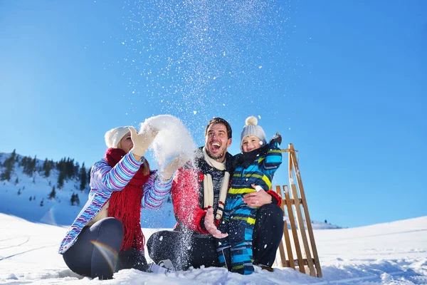 güzel güneşli kış günü doğada açık taze karda oynarken mutlu genç aile