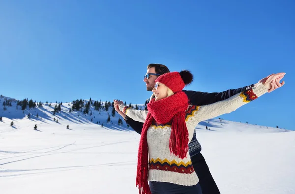 Casal feliz brincalhão juntos durante as férias de inverno fora no parque de neve — Fotografia de Stock