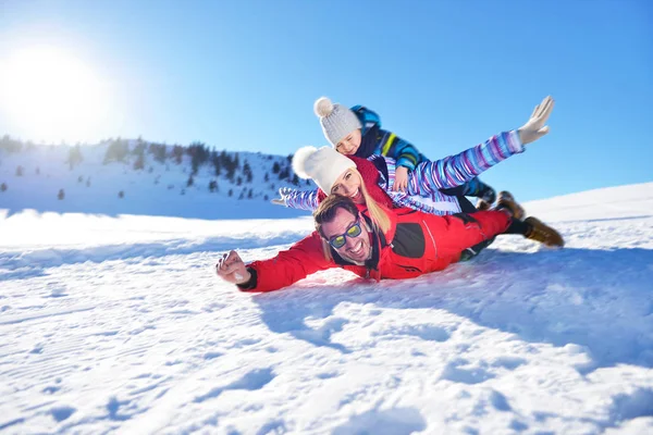 güzel güneşli kış günü doğada açık taze karda oynarken mutlu genç aile